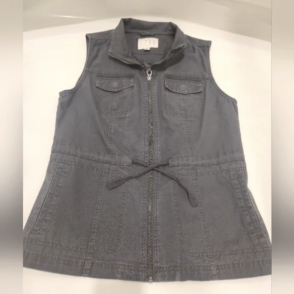 Sleeveless Zip-Up Vest - Picture 1 of 11